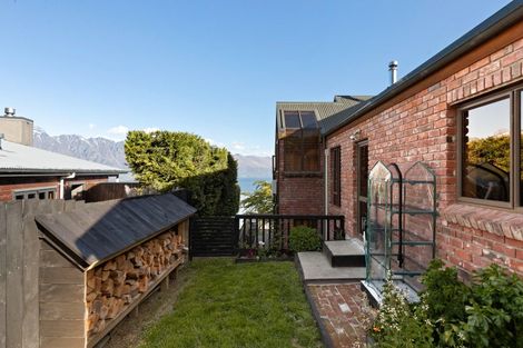 Photo of property in 138a Wynyard Crescent, Fernhill, Queenstown, 9300