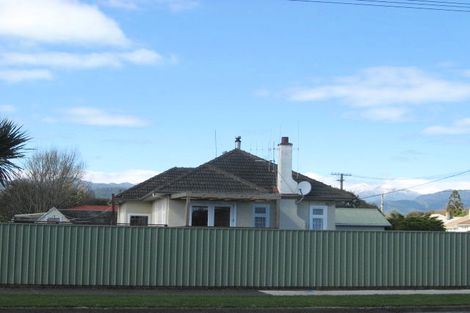 Photo of property in 28 Queenwood Road, Levin, 5510