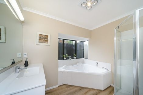 Photo of property in 135 Summerhill Drive, Fitzherbert, Palmerston North, 4410