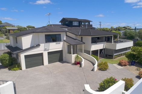 Photo of property in 6 Crown Road, Tindalls Beach, Whangaparaoa, 0930