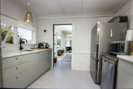 Photo of property in 42 Rayner Road, Piha, 0772