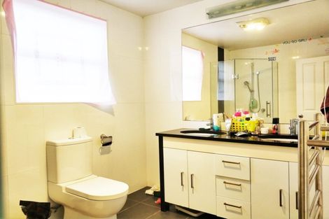 Photo of property in 8 Lakeridge Close, Northcross, Auckland, 0632