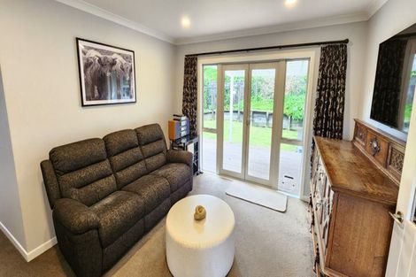 Photo of property in 9a Larsen Place, Merrilands, New Plymouth, 4312