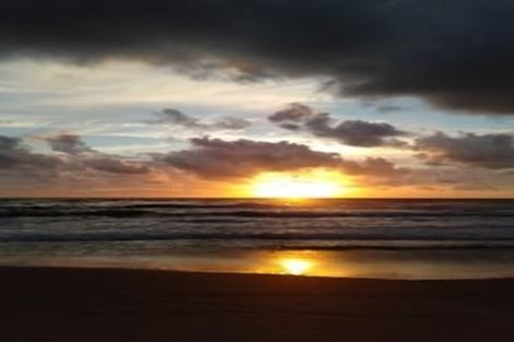 Photo of property in 35 Piha Road, Piha, New Lynn, 0772