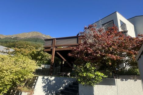 Photo of property in 92 Wynyard Crescent, Fernhill, Queenstown, 9300