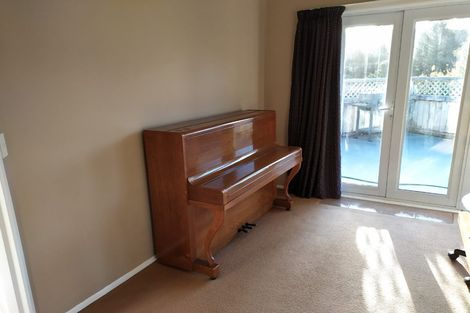 Photo of property in 5 Kendal Place, Merrilands, New Plymouth, 4312