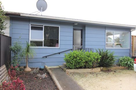 Photo of property in 2/5 Mannering Place, Hillcrest, Auckland, 0627