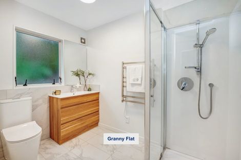 Photo of property in 12 Mandeville Place, Unsworth Heights, Auckland, 0632