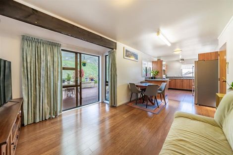 Photo of property in 10 Ordley Grove, Tawa, Wellington, 5028