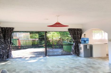 Photo of property in 28 Barker Rise, Northcross, Auckland, 0632