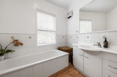 Photo of property in 7 Hume Drive, Hillcrest, Auckland, 0627