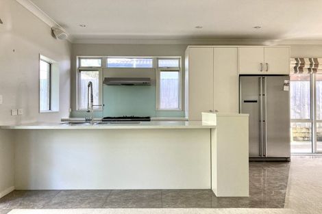 Photo of property in 16 Midhurst Avenue, Henderson, Auckland, 0612