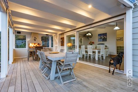 Photo of property in 10 Kaipara View Road, Helensville, 0875