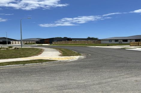 Photo of property in 8 Ash Close, Levin, 5510