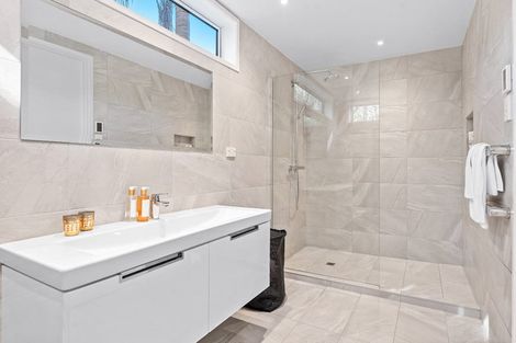 Photo of property in 15c Rodney Road, Northcote Point, Auckland, 0627