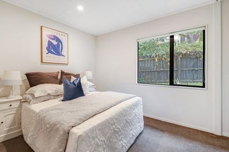 Photo of property in 2/15 Exeter Place, Unsworth Heights, Auckland, 0632
