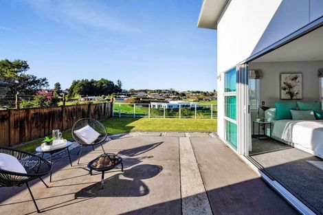 Photo of property in 17a Winstone Place, Highlands Park, New Plymouth, 4312