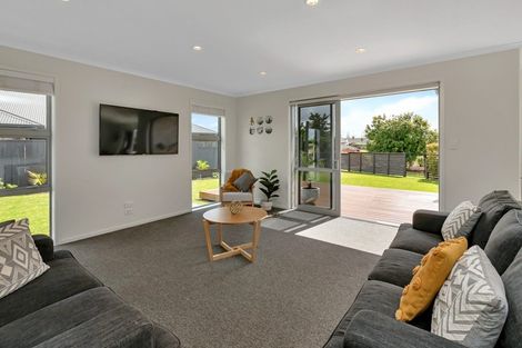 Photo of property in 10 Ngatiti Place, One Tree Point, 0118