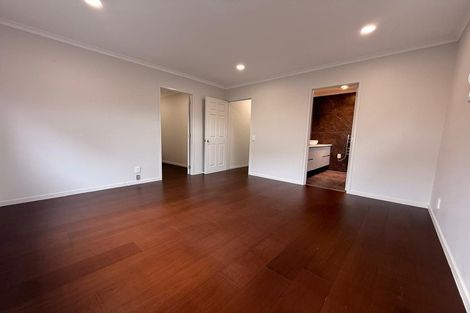Photo of property in 2 Corta Bella Place, Golflands, Auckland, 2013