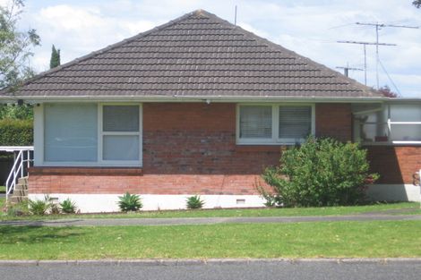 Photo of property in 32 Raleigh Road, Northcote, Auckland, 0627