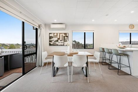 Photo of property in 2/15 Exeter Place, Unsworth Heights, Auckland, 0632