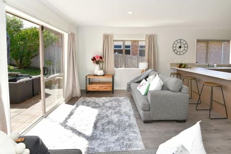 Photo of property in 35 Chesterfield Way, Orewa, 0931