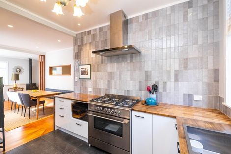 Photo of property in 2 Convent Road, Bluff Hill, Napier, 4110