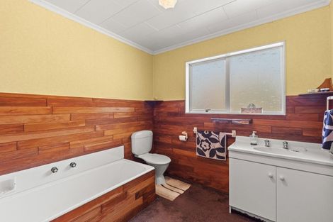 Photo of property in 4 Poplar Grove, Whalers Gate, New Plymouth, 4310