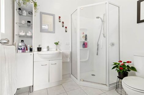 Photo of property in 1a Islington Avenue, New Lynn, Auckland, 0600