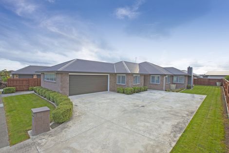 Photo of property in 105 Cashmere Drive, Fitzherbert, Palmerston North, 4410