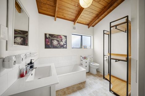 Photo of property in 21c Lorenzen Bay Road, Raglan, 3225