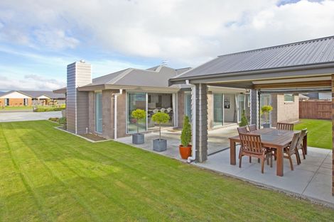 Photo of property in 105 Cashmere Drive, Fitzherbert, Palmerston North, 4410