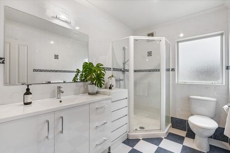 Photo of property in 18 Tollana Road, Te Atatu Peninsula, Auckland, 0610