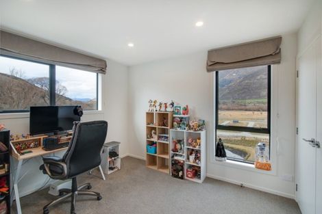 Photo of property in 28 Hayes Creek Road, Lake Hayes Estate, Queenstown, 9304