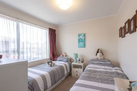 Photo of property in 2/4 Stewart Drive, Newlands, Wellington, 6037