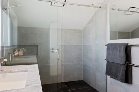 Photo of property in 5 Cedar Drive, Kelvin Heights, Queenstown, 9300