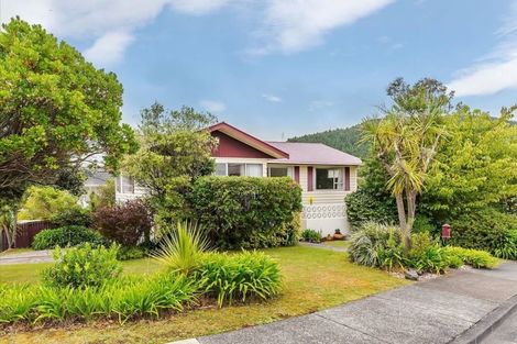 Photo of property in 1 Zande Terrace, Tawa, Wellington, 5028