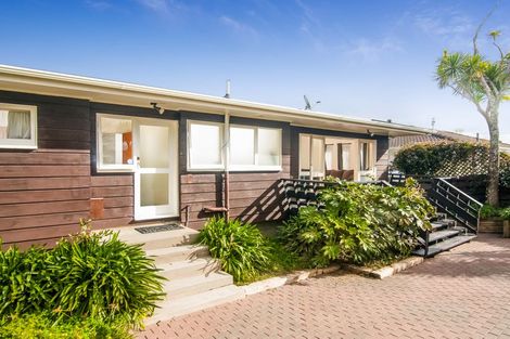 Photo of property in 73 Lantana Road, Green Bay, Auckland, 0604