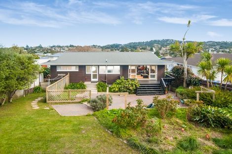 Photo of property in 73 Lantana Road, Green Bay, Auckland, 0604
