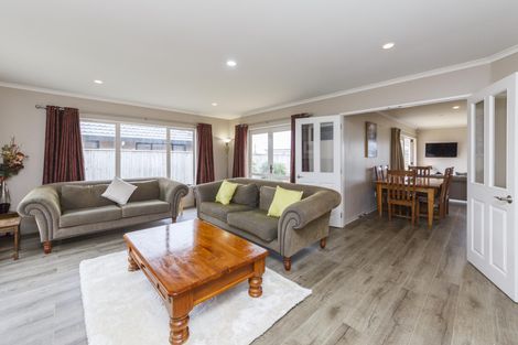 Photo of property in 9 Ron Place, Fitzherbert, Palmerston North, 4410