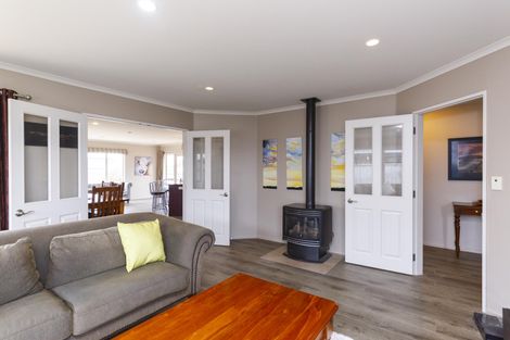 Photo of property in 9 Ron Place, Fitzherbert, Palmerston North, 4410