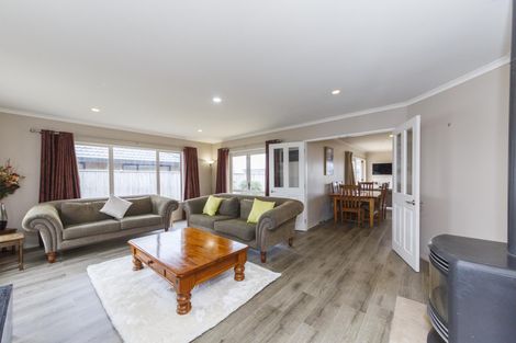 Photo of property in 9 Ron Place, Fitzherbert, Palmerston North, 4410