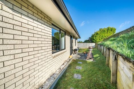 Photo of property in 94 Sunstone Crescent, Timberlea, Upper Hutt, 5018