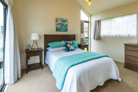 Photo of property in 60 Robbies Road, Shelly Park, Auckland, 2014