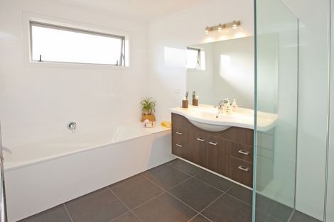 Photo of property in 105 Cashmere Drive, Fitzherbert, Palmerston North, 4410