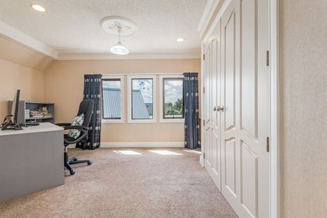 Photo of property in 21 Springdale Grove, Fitzherbert, Palmerston North, 4410