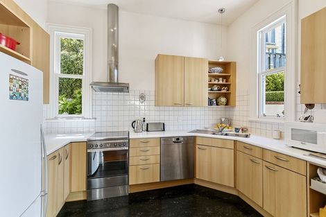 Photo of property in 33 Grove Road, Kelburn, Wellington, 6012