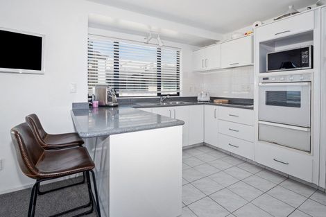 Photo of property in 1/156 Marine Parade, Mount Maunganui, 3116