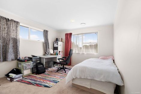 Photo of property in 34 Easton Park Parade, Glenfield, Auckland, 0629