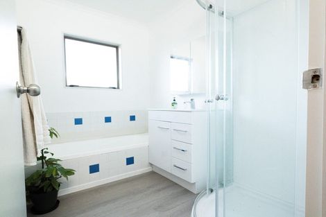 Photo of property in 25 Loughanure Place, Massey, Auckland, 0614